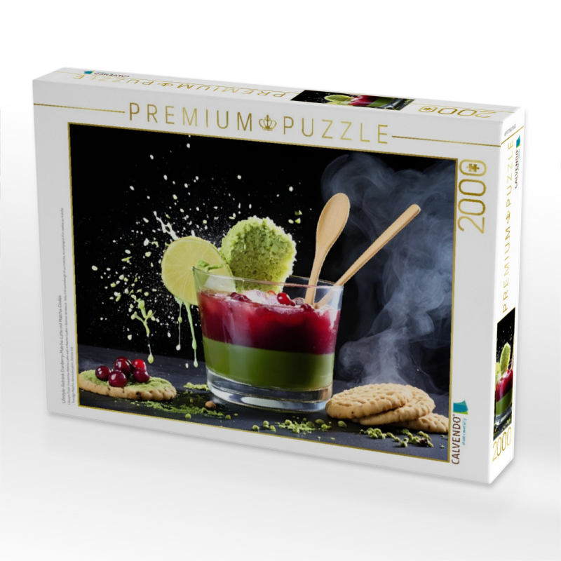 Lifestyle-Getränk Cranberry-Matcha-Latte mit Matcha-Cookie