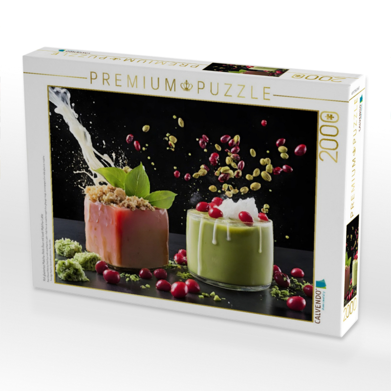 Rot glasiertes Matcha-Petit-Four mit Iced-Matcha-Latte