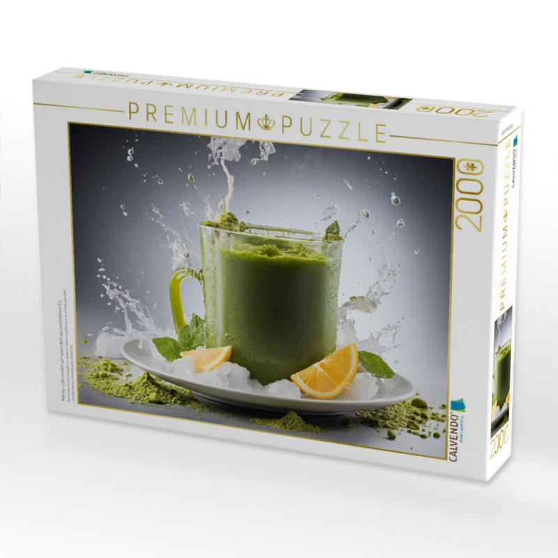 Matcha-Latte serviert auf einem Bett aus zerstoßenem Eis