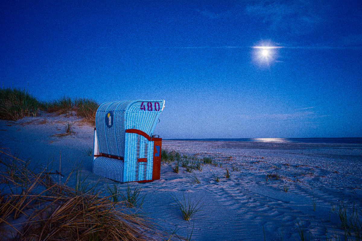 Einsamer Strandkorb