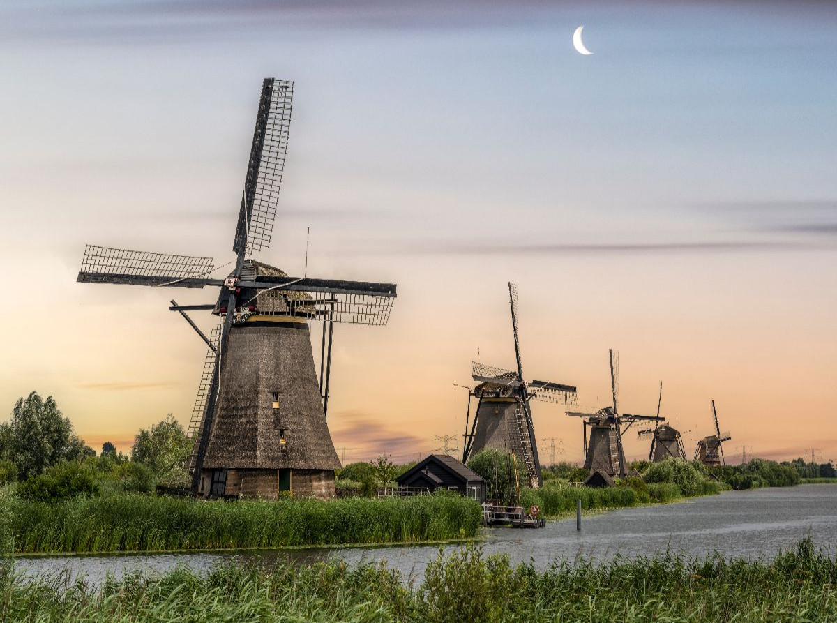 Windmühlen im Abendlicht