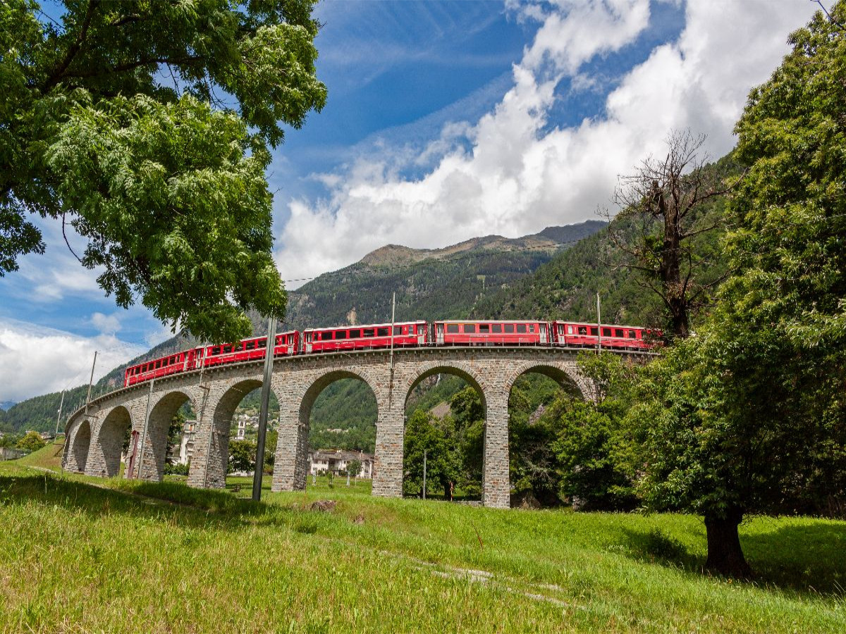 Die Schweizer Eisenbahn auf dem Kreisviadukt