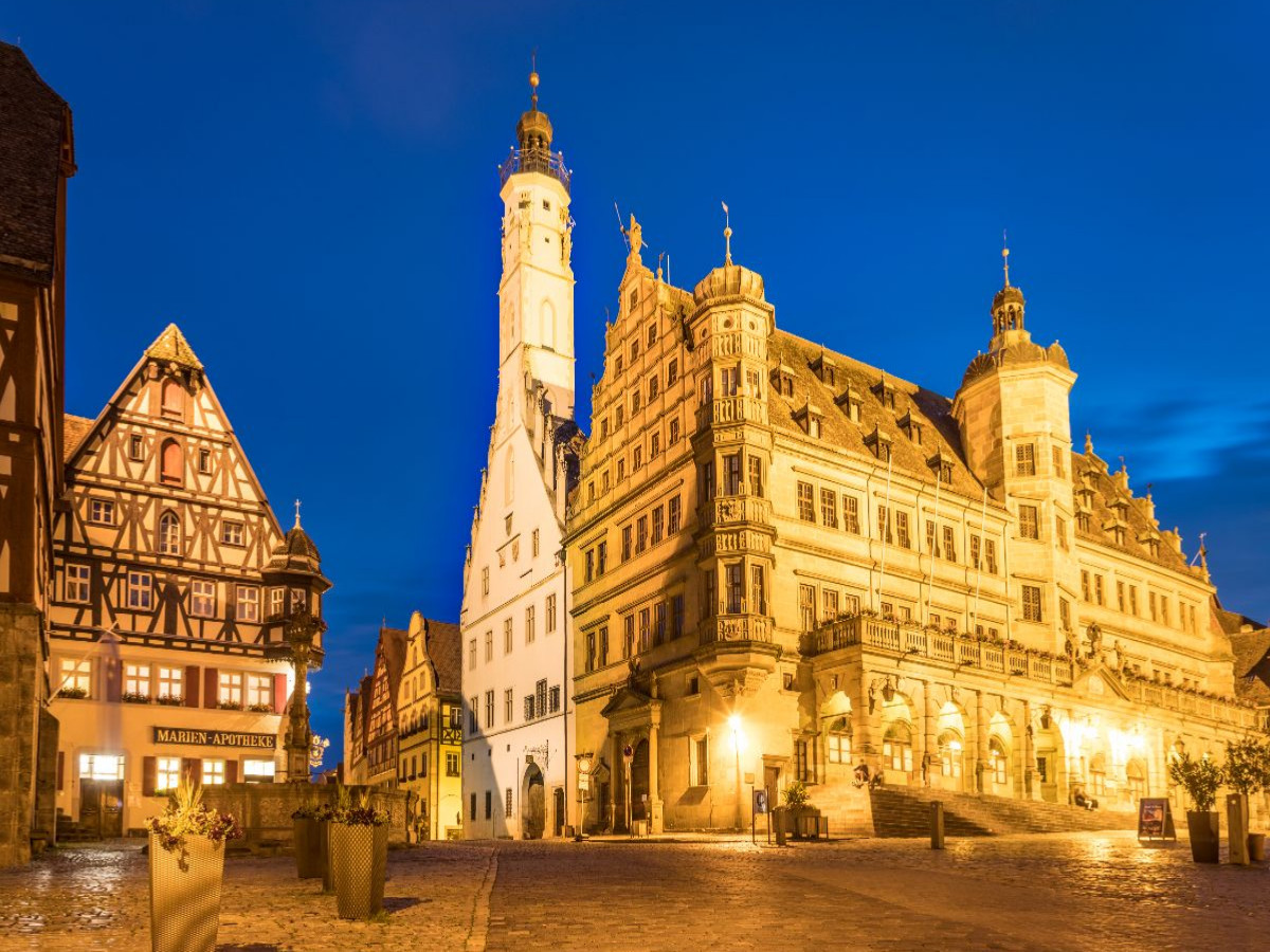Rathaus in Rothenburg ob der Tauber zur blauen Stunde
