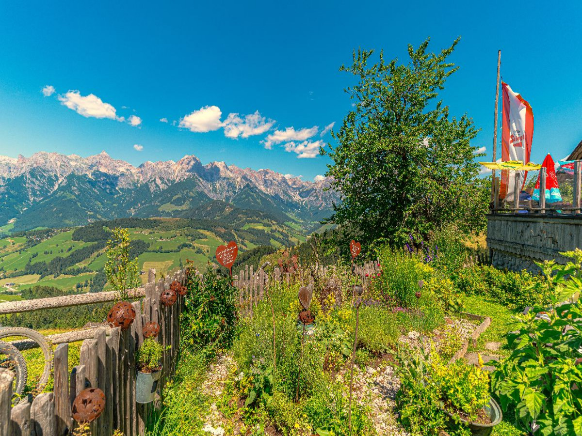 Von der Mittelstation der Abergbahn aus führen zahlreiche Wanderwege durch die abwechslungsreiche Landschaft.