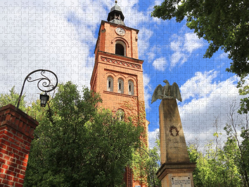 Evangelische Stadtkirche Buckow mit Kriegerdenkmal