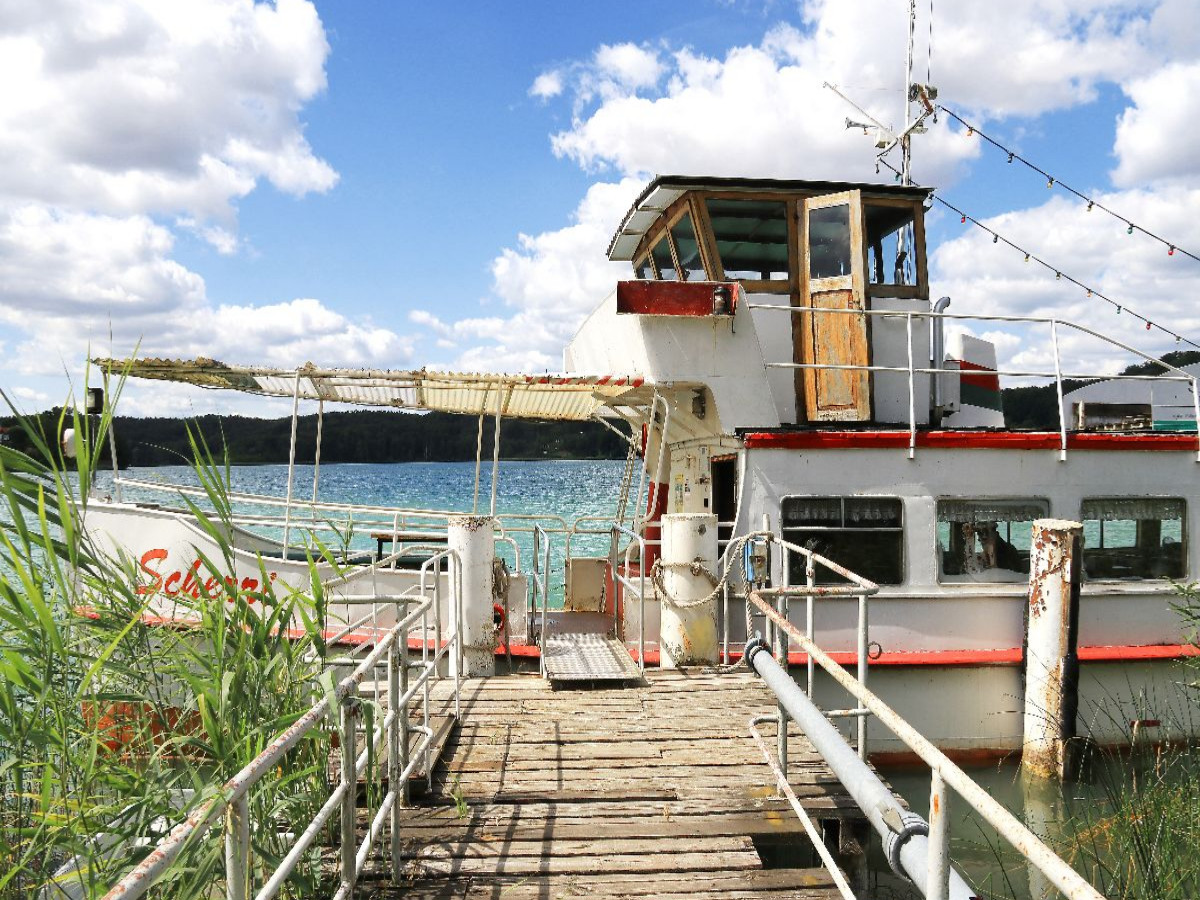 Fahrgastschiff Scherri am Schermützelsee in Buckow in der Märkischen Schweiz