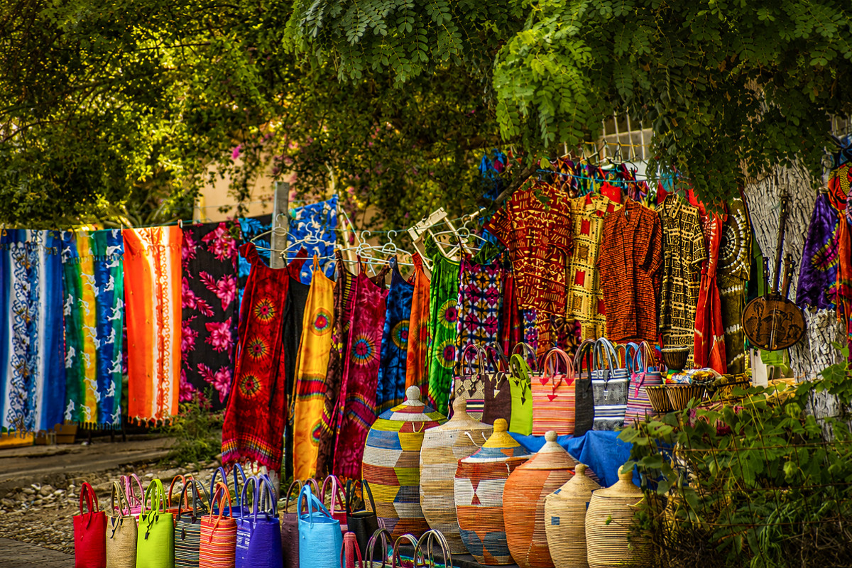 Kunsthandwerk und Stoffe – Bunter Markt im Senegal