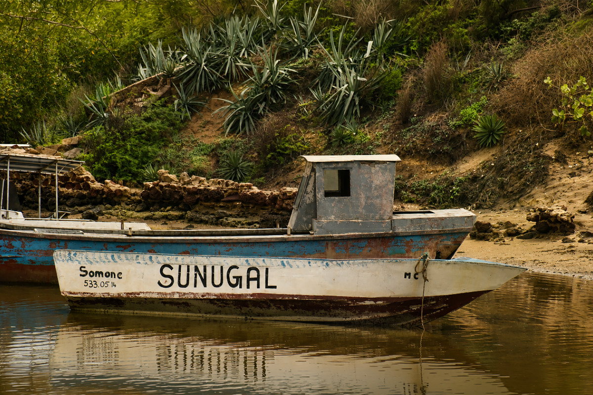 Fischerboot am Fluss – Alltag und Küstenleben im Senegal
