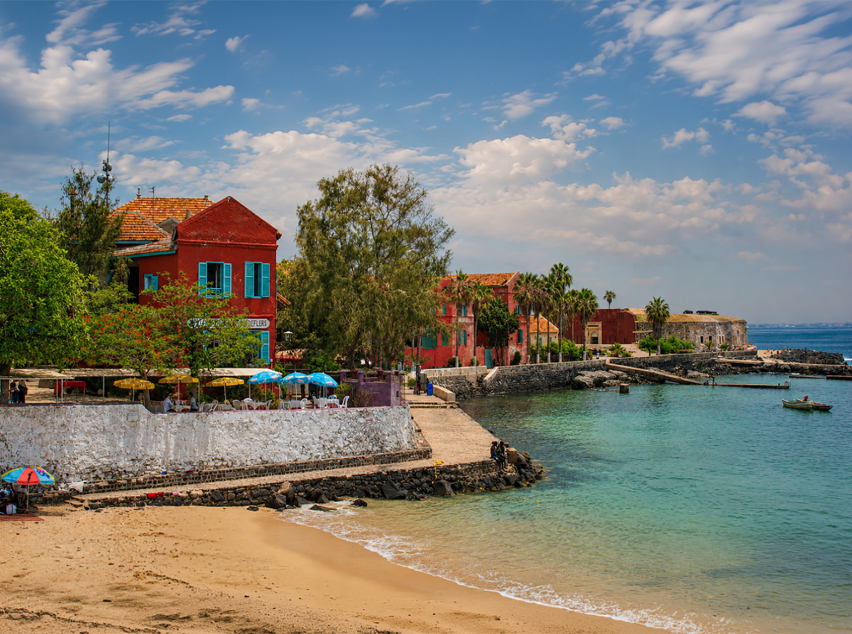 Bunte Kolonialhäuser auf Gorée – Historisches Inseljuwel im Senegal