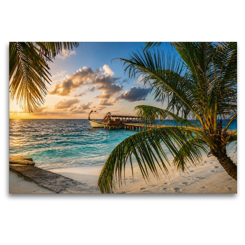 Sonnenuntergang am Malediven-Strand mit traditionellem Dhoni-Boot und Palmen