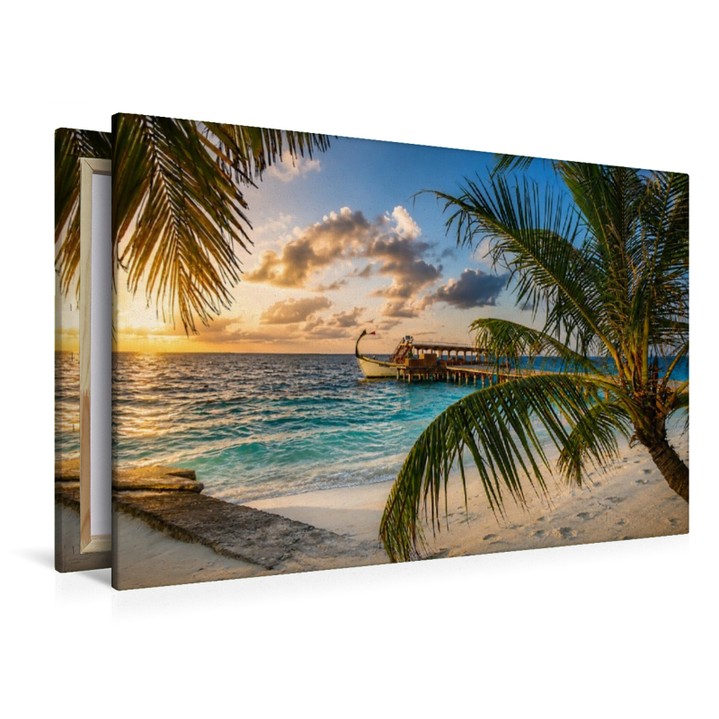 Sonnenuntergang am Malediven-Strand mit traditionellem Dhoni-Boot und Palmen