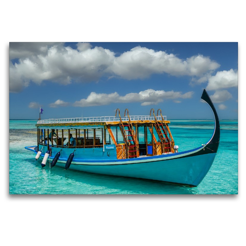 Traditionelles Dhoni-Boot auf türkisblauem Meer der Malediven