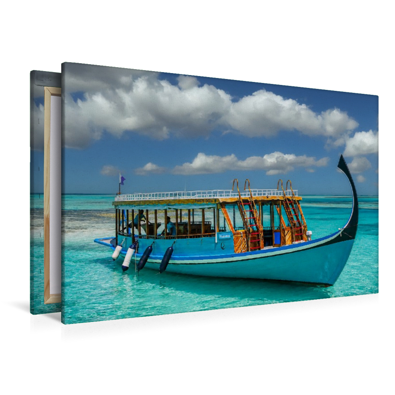 Traditionelles Dhoni-Boot auf türkisblauem Meer der Malediven