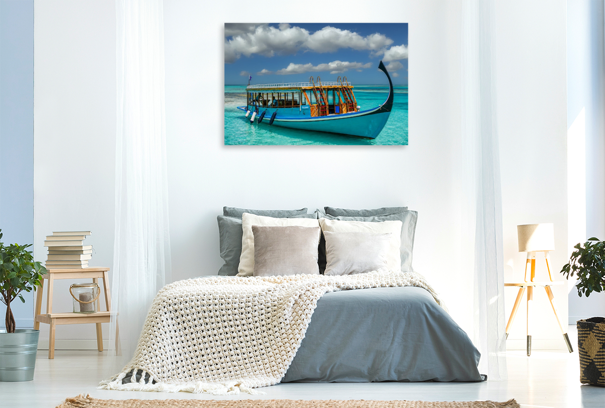 Traditionelles Dhoni-Boot auf türkisblauem Meer der Malediven