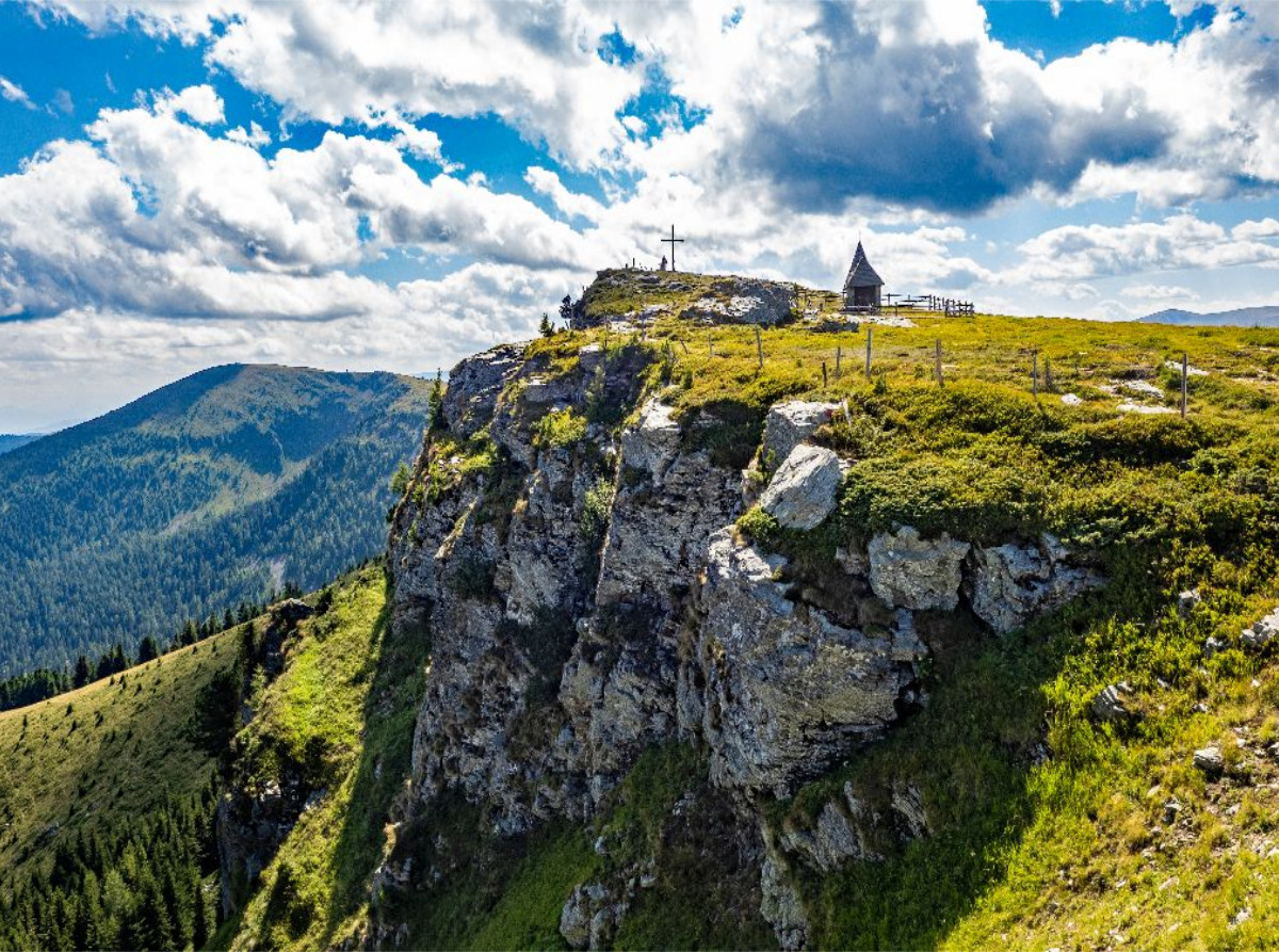 Gipfelkreuz und Kapelle auf der Frauenalpe