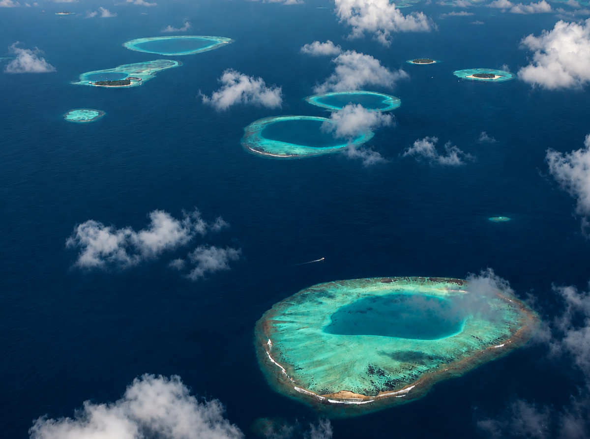 Ringförmiges Korallenatoll – Naturparadies der Malediven