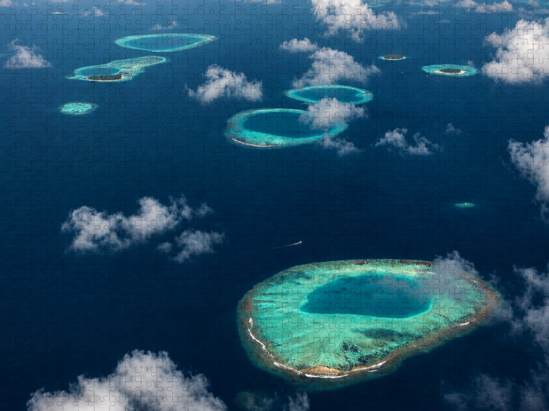 Ringförmiges Korallenatoll – Naturparadies der Malediven