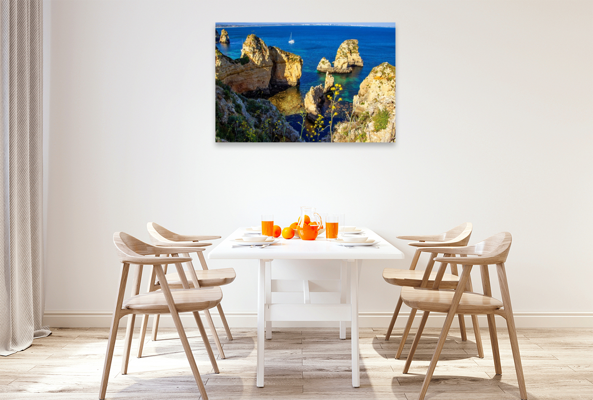Klippenhang und Wildblumen vor der Küste vor Lagos