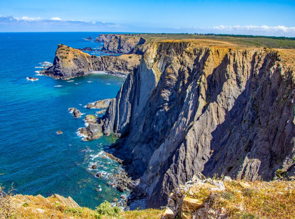Steilklippen der Ponta da Atalaia in Arrifana