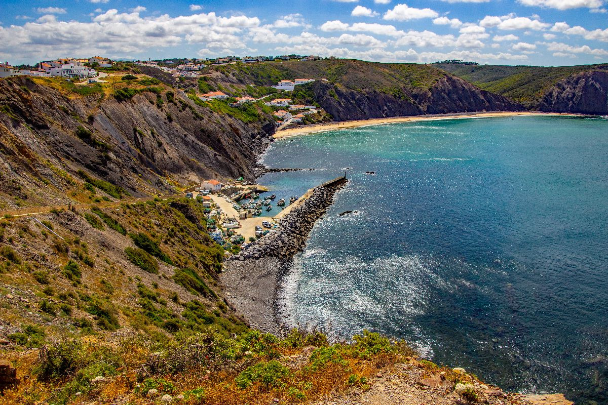 Der kleine Fischerhafen von Praia da Arrifana