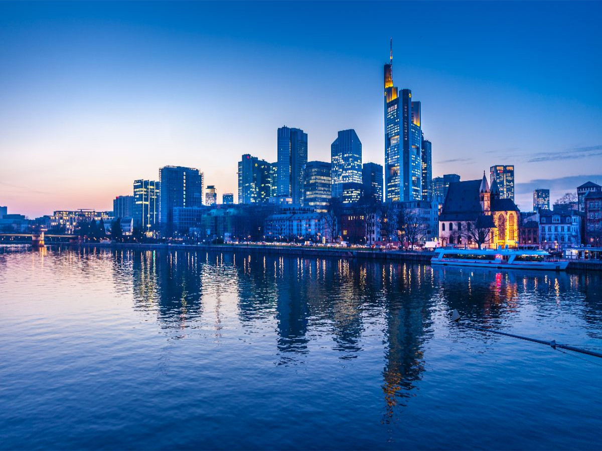 Skyline von Frankfurt am Main zur blauen Stunde