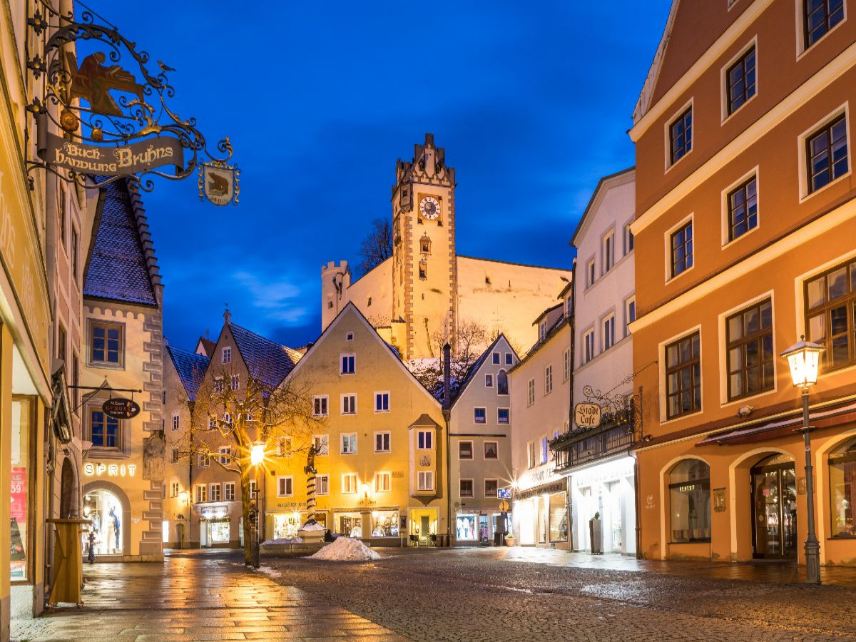 Altstadt von Füssen mit Blick zum Neuen Schloss zur blauen Stunde
