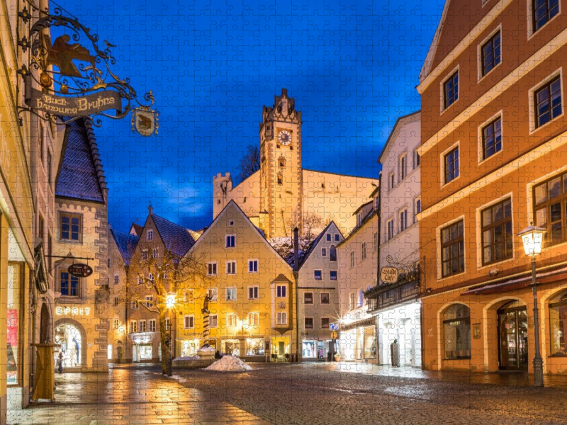 Altstadt von Füssen mit Blick zum Neuen Schloss zur blauen Stunde