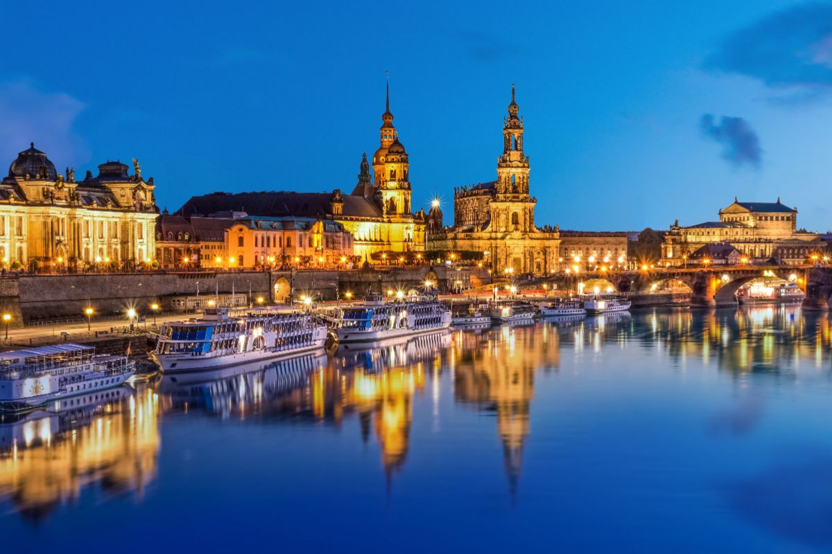 Dresdener Elbufer zur blauen Stunde