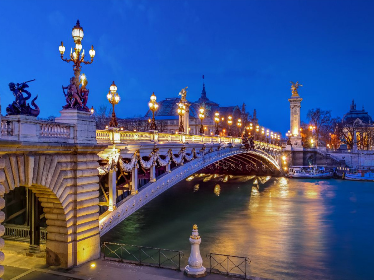 Seine-Brücke Pont Alexandre III zur blauen Stunde