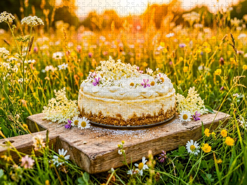 Baisekäsetorte in blühender Sommerwiese als zartes idyllisches Puzzlemotiv