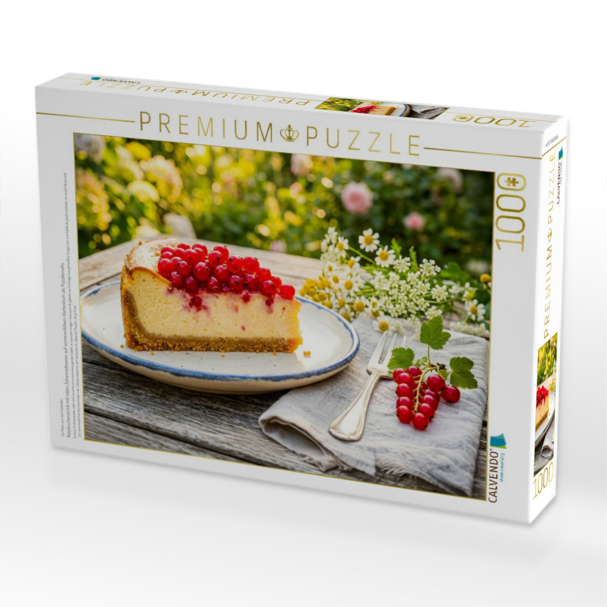 Käsekuchenstück mit roten Johannisbeeren auf sommerlichem Gartentisch als Puzzlemotiv