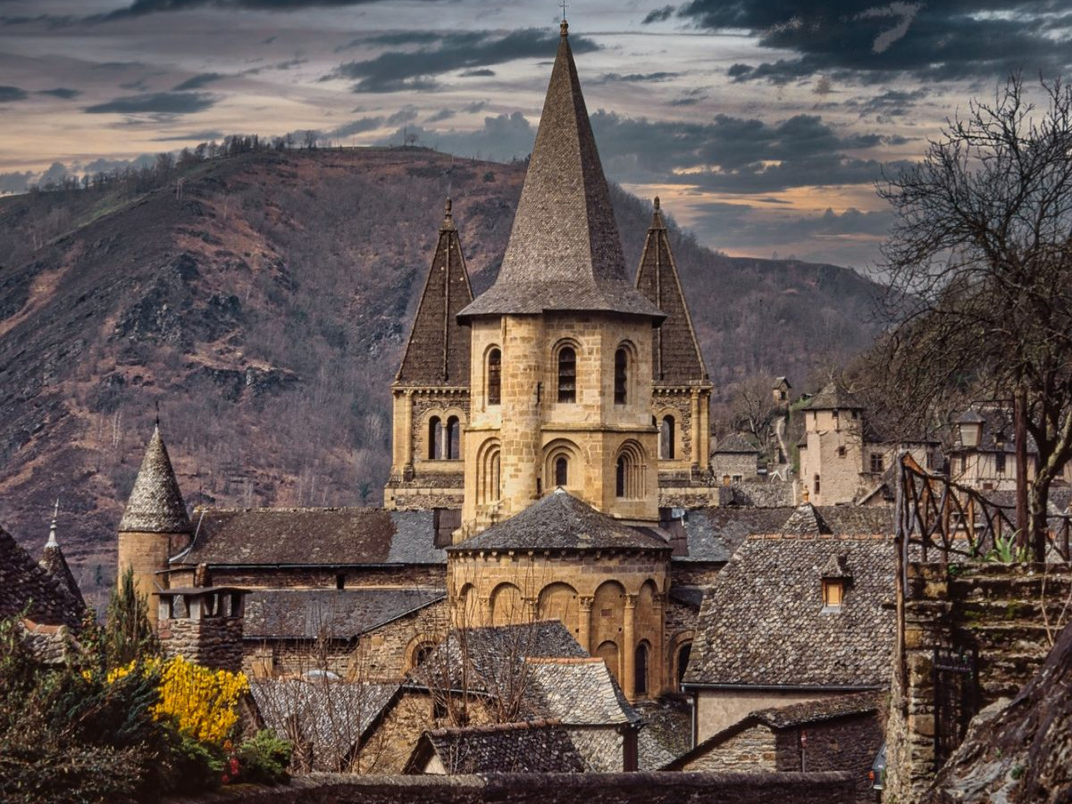 Sainte-Foy über den Dächern von Conques