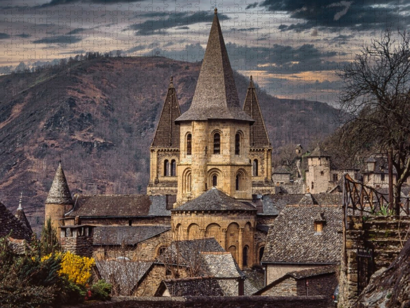 Sainte-Foy über den Dächern von Conques