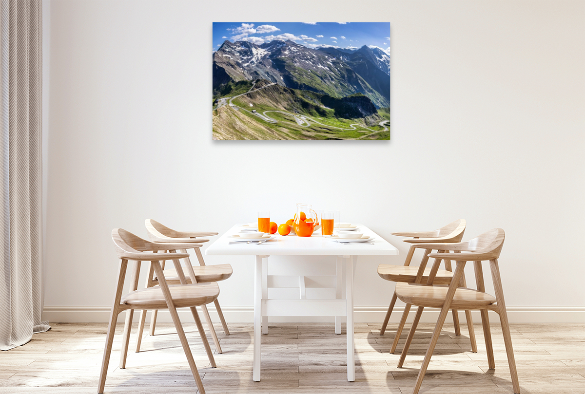 Großglockner Hochalpenstraße vor den Gipfeln der Glocknergruppe