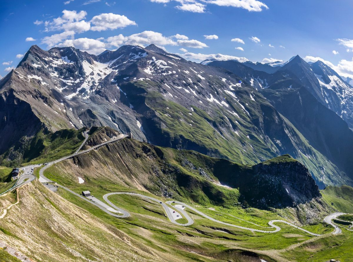 Großglockner Hochalpenstraße vor den Gipfeln der Glocknergruppe