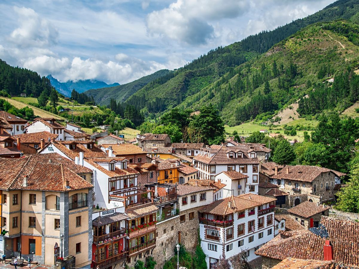 Traditionelles Dorf in Asturien