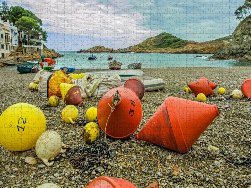 Boyen am Strand eines Fischerdorfs