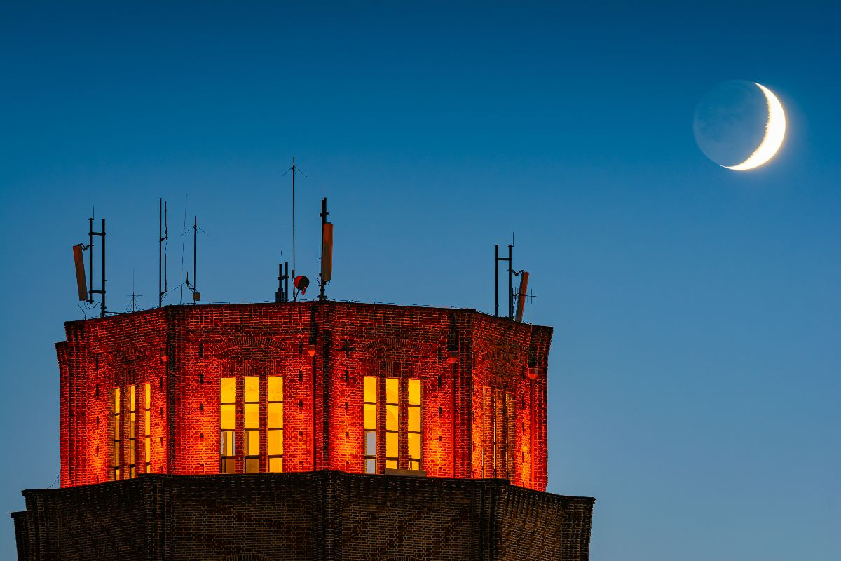 Wasserturm Süd mit Mondsichel