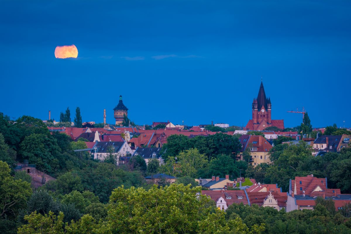 Vollmond über Wasserturm Nord und Pauluskirche