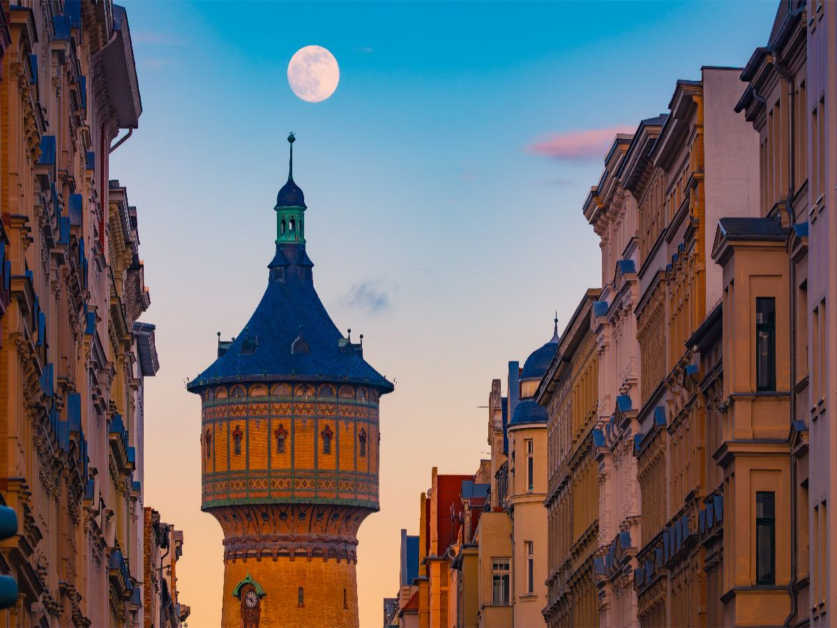 Vollmond über Lessingstraße und Wasserturm Nord