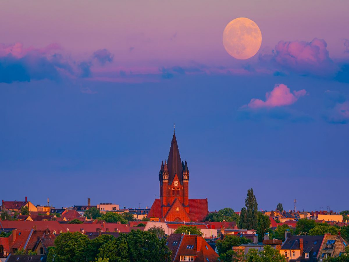 Vollmond über der Pauluskirche