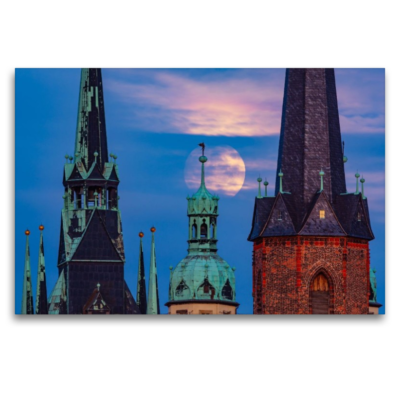 Vollmond über den Türmen der Stadt