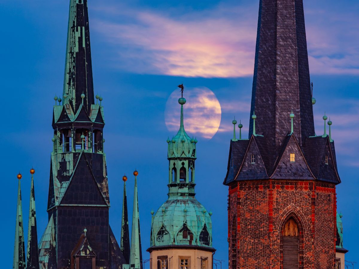 Vollmond über den Türmen der Stadt
