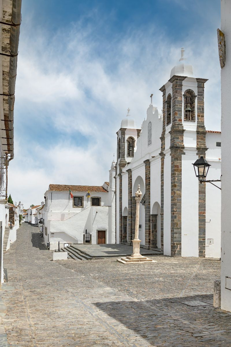Igreja Matriz de Nossa Senhora da Lagoa mit Kirchenvorplatz.