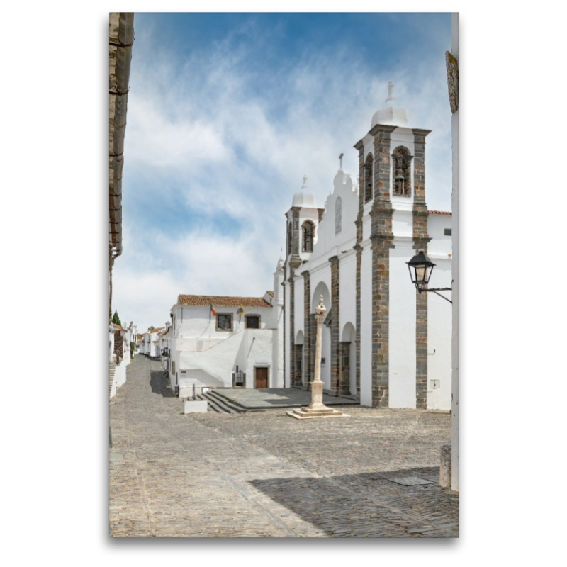Igreja Matriz de Nossa Senhora da Lagoa mit Kirchenvorplatz.