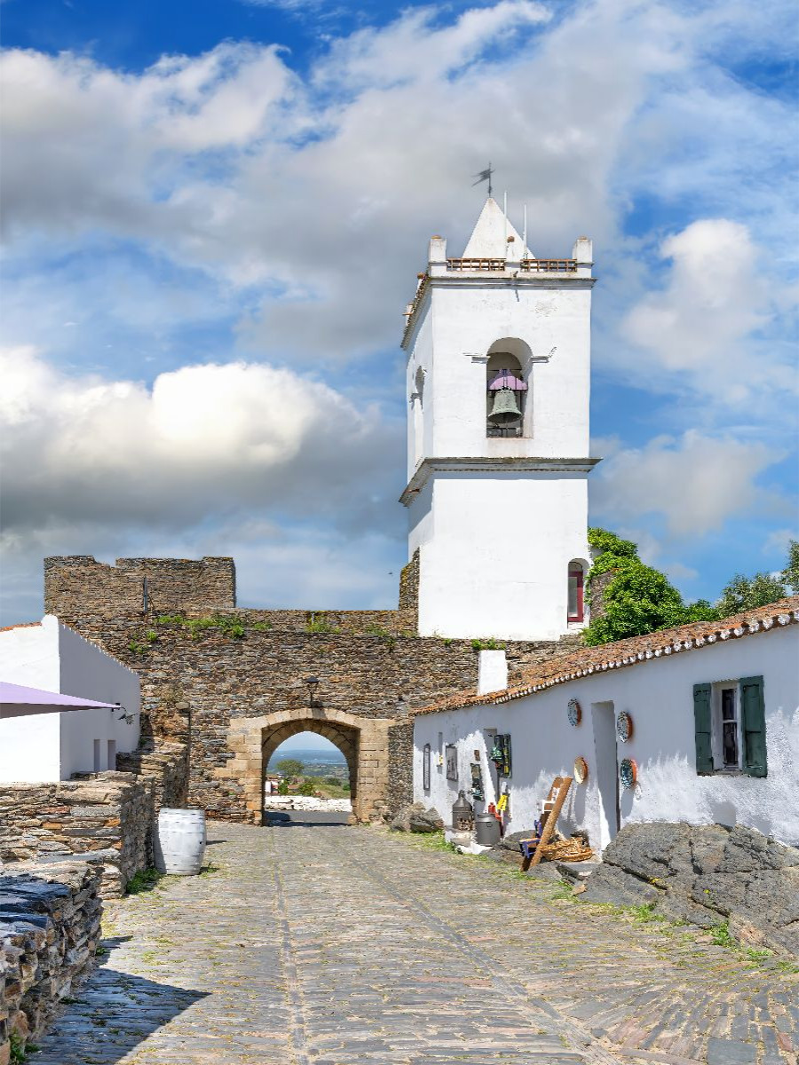 Portas da Vila, das historische Stadttor mit dem weissen Turm.