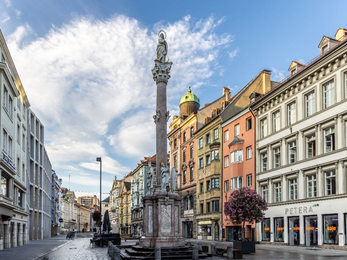 Maria-Theresien-Straße in Innsbruck mit Annasäule