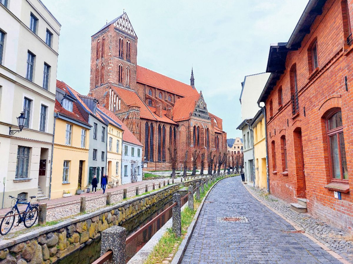 Wismar, Blick zur Nikolaikirche entlang der Frischen Grube