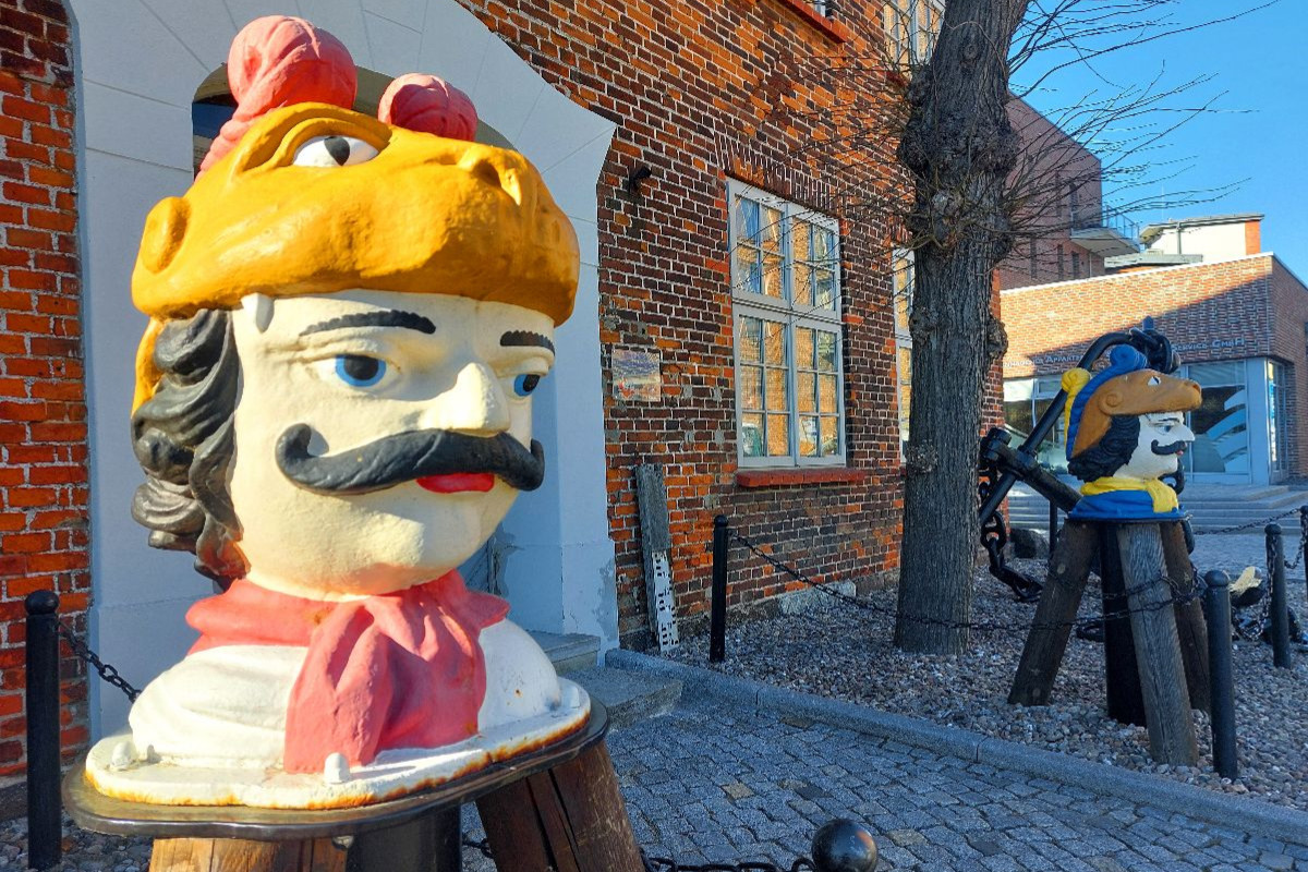 Wismar, Schwedenköpfe am historischen Baumhaus im Alten Hafen