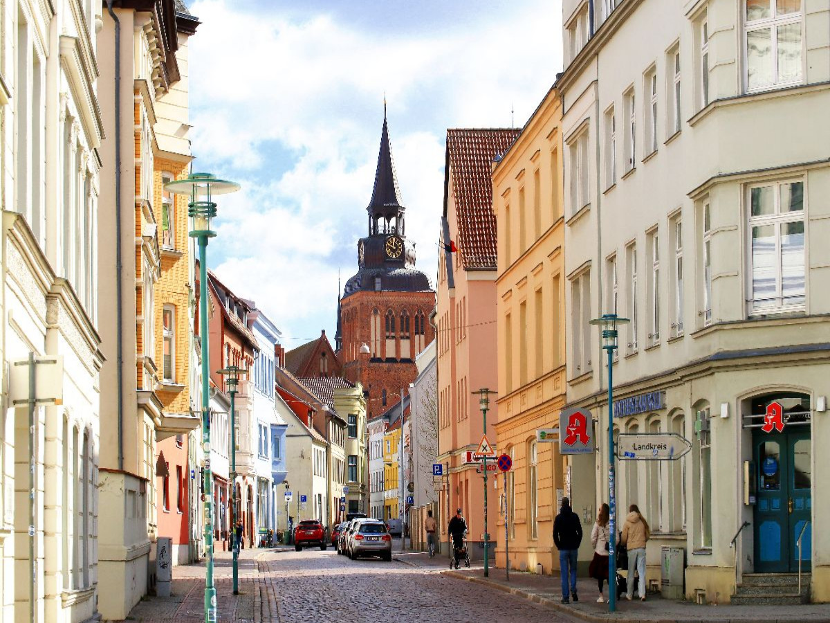 Güstrow, Hageböckerstraße, Blick auf St. Marien